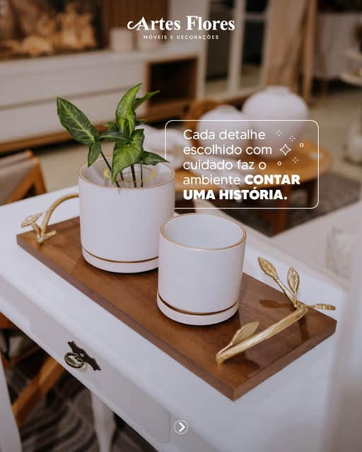 Detalhes de decoração Artes Flores: vasos, bandeja de madeira e planta